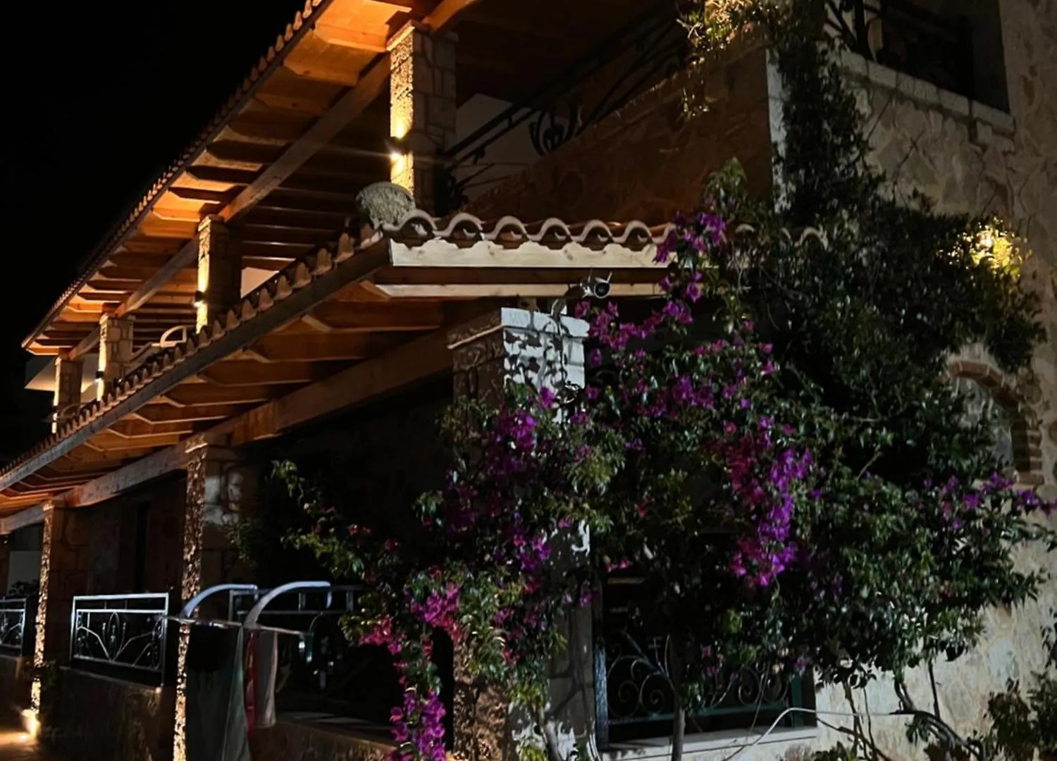 Stonevilla Buta Himare Albânia