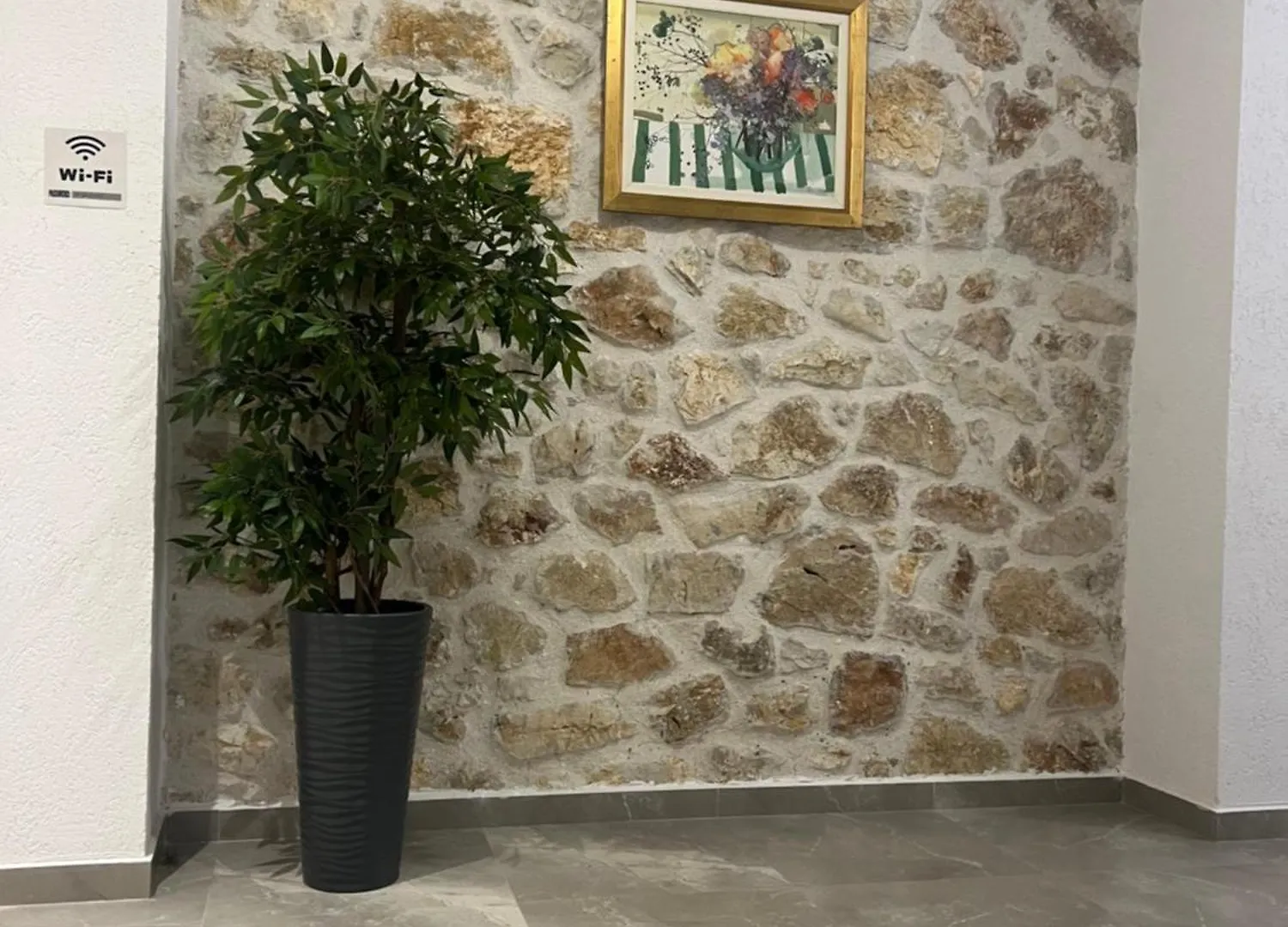 Stonevilla Buta Himarë Hotel