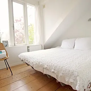 https://helmersbuurt-apartment.amsterdamhotelsnl.com